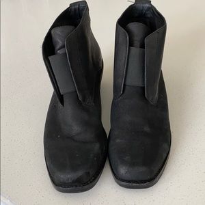 Eileen Fisher black leather pull on short bootie 9